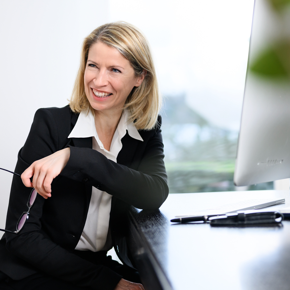 Friendly and engaging conversation in an office setting with a smiling woman in professional attire